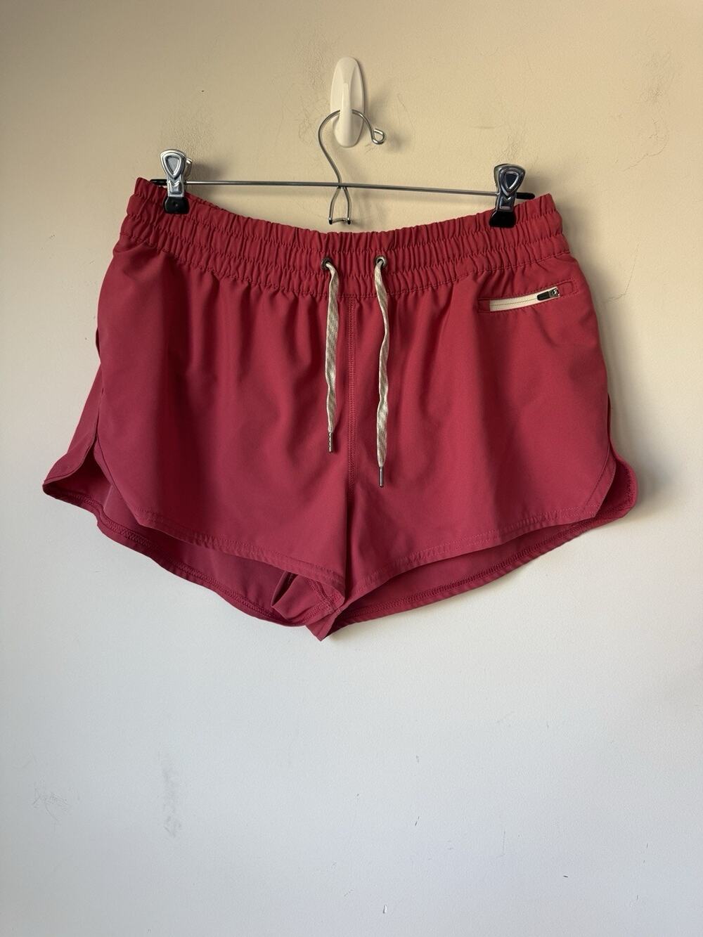 Vuori Women’s Clementine 2.0 Short 2.5” Lined Size L Dusty Rose Mid Rise